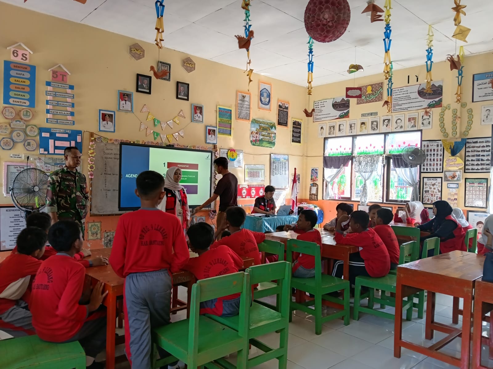 KKN UNHAS 116 Lembang 1 Menginspirasi! Edukasi Keamanan Pangan dan Semangat Merah Putih Warnai SDN 9 Lembang serta PAUD Baruga Sayang